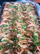 為了使企業(yè)員工不用擔(dān)心吃飯，為了讓企業(yè)更充分地從事生產(chǎn)工作和